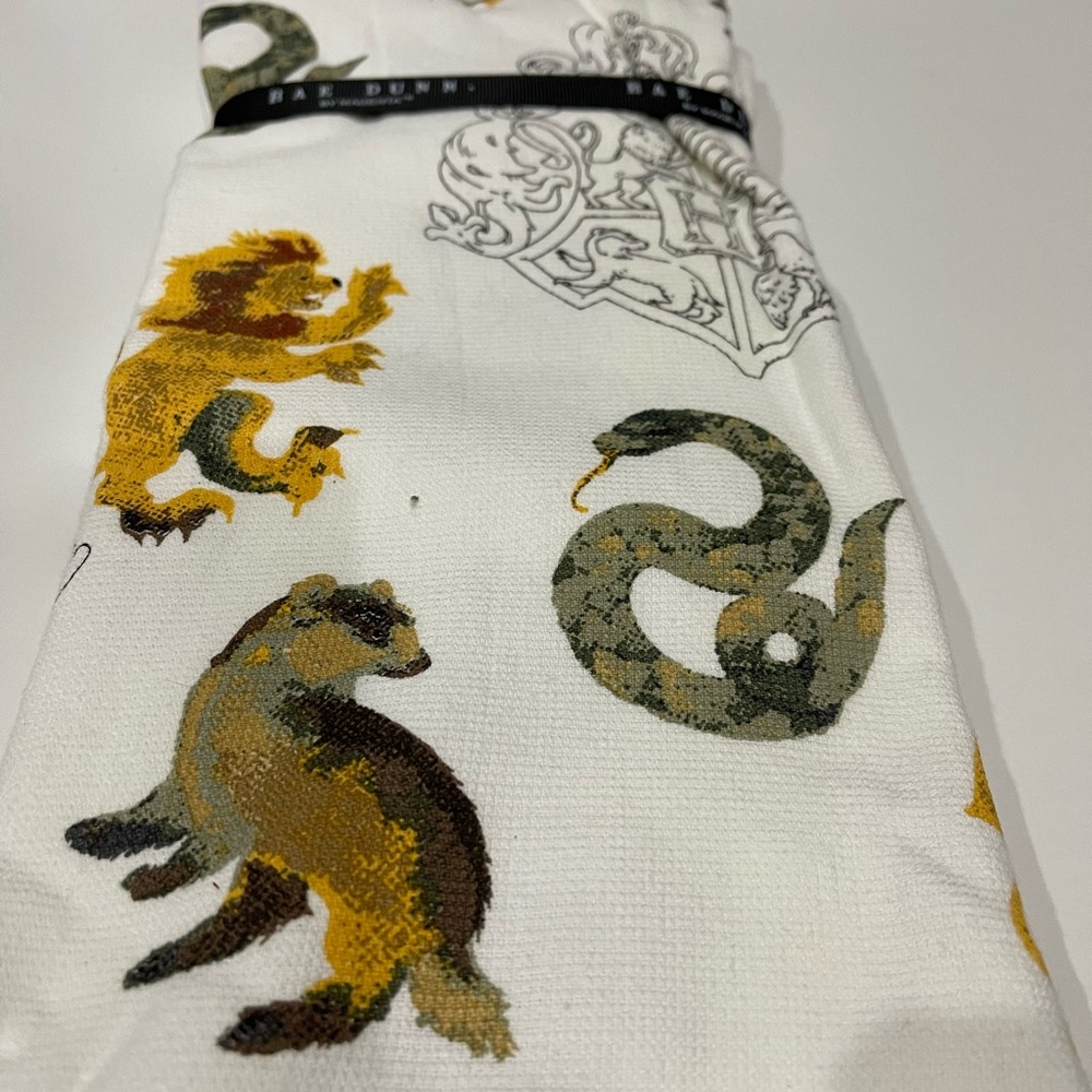 ✨Rae Dunn White Hogwarts Hand Towels✨ - Picture 3 of 3